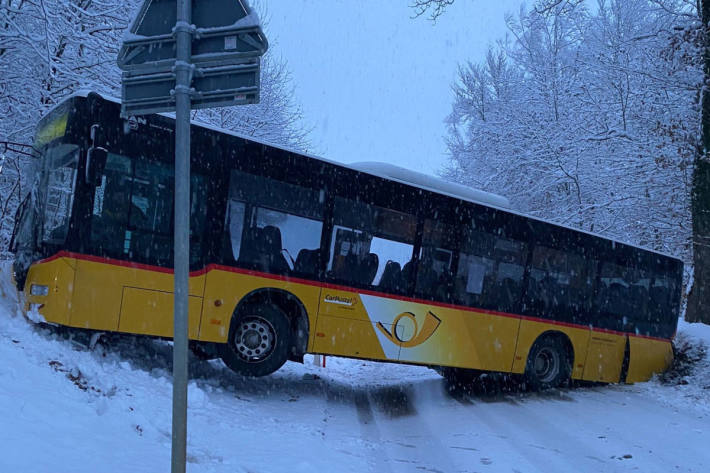 Querstehendes Postauto zwischen Voëns und Enges