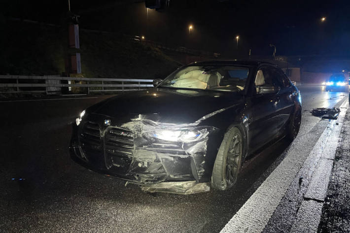 Neulenker verliert Kontrolle über sein Fahrzeug und prallt in Mauer auf der A1