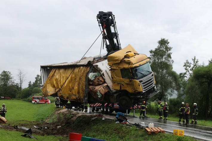 Am Lkw entstand ein Totalschaden.