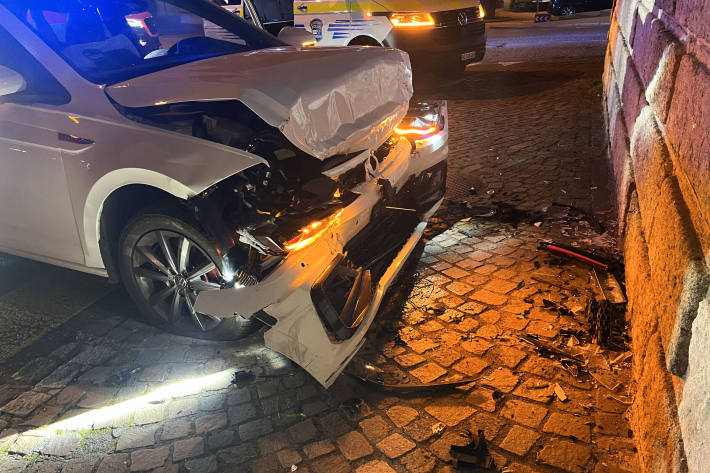 Autolenkerin verstirbt nach Kollision mit Mauer