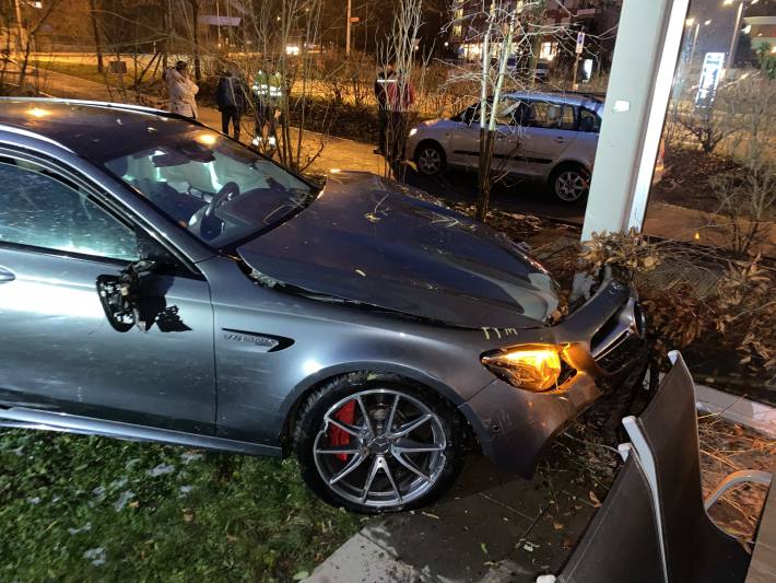 Mit Mercedes auf Terrasse gegen Pfeiler geprallt