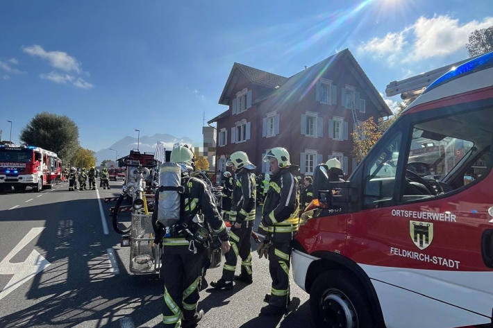  Beim Eintreffen der Einsatzkräfte schlugen bereits Flammen aus den Fenstern. 