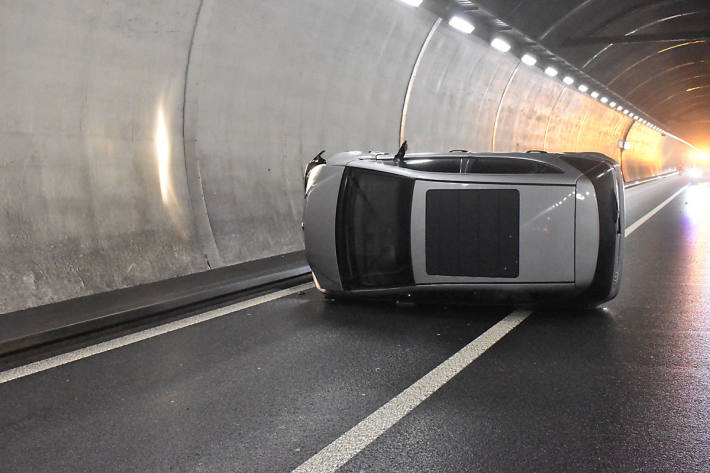 Das Auto überschlug sich und kam auf der Seite liegend zum Stillstand