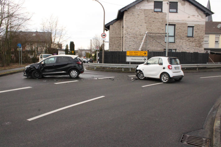 Kollision mit Gegenverkehr in Niederkassel