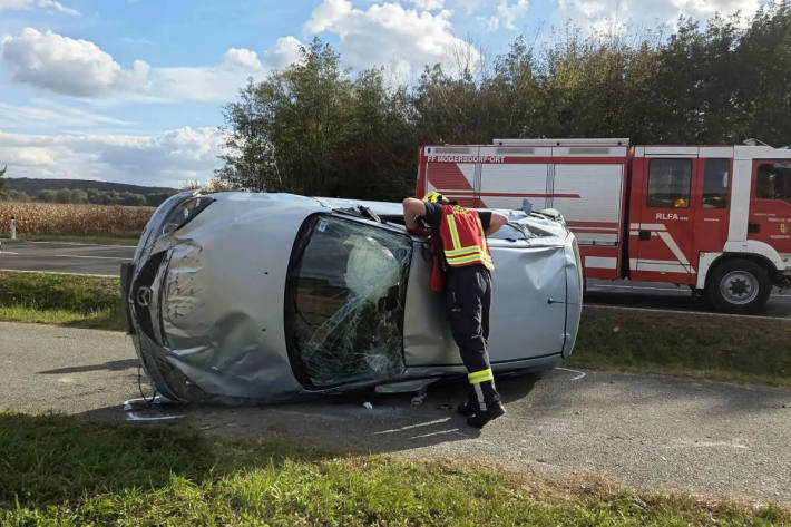 Die Feuerwehr befreite die verletzte Lenkerin.