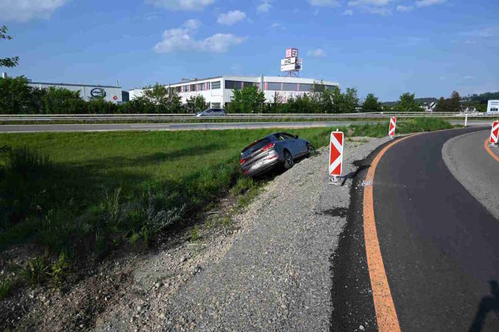 Am Auto und der Absperrbacke entstand Sachschaden von rund 4'000 Franken