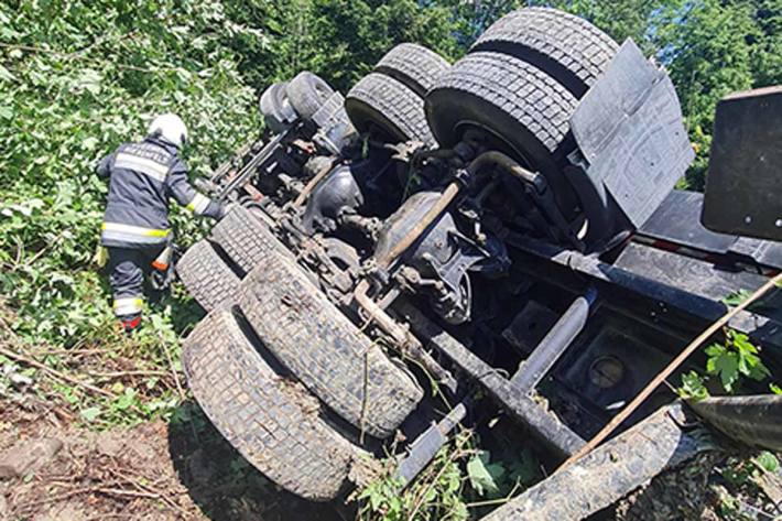  Ein LKW-Ladekran kam nach einem Stillstand ins Rollen und stürzte 20 m in den Abgrund