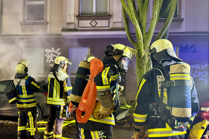 Die Feuerwehr rettete fünf Personen aus dem Gebäude.