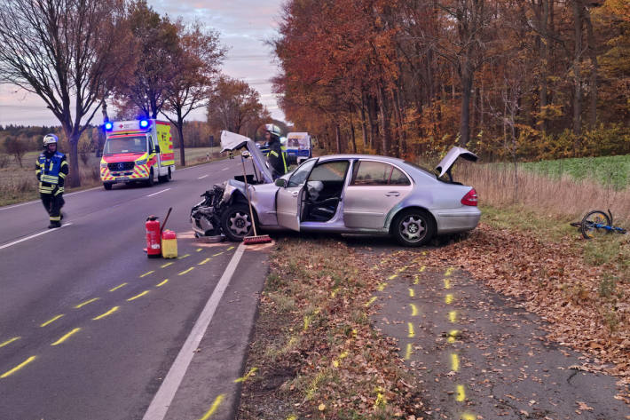 Der Mercedes schleudert auf den Radweg.