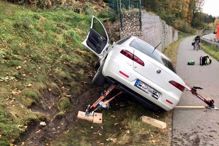 Von Straße abgekommen und gegen Mauer gekracht