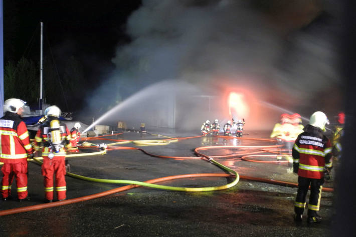 Im Moment laufen die Ermittlungen zum Brand auf Hochtouren.