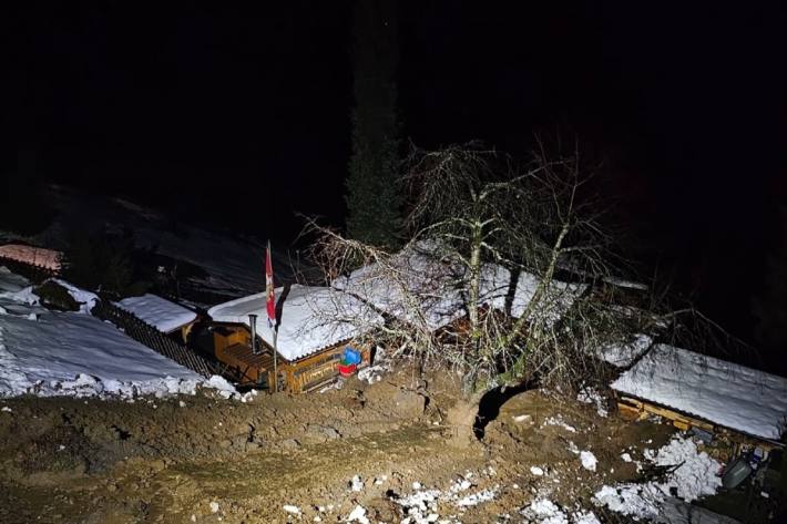 In Bonaduz in Graubünden wurde ein Haus von einer Schlammlawine getroffen.