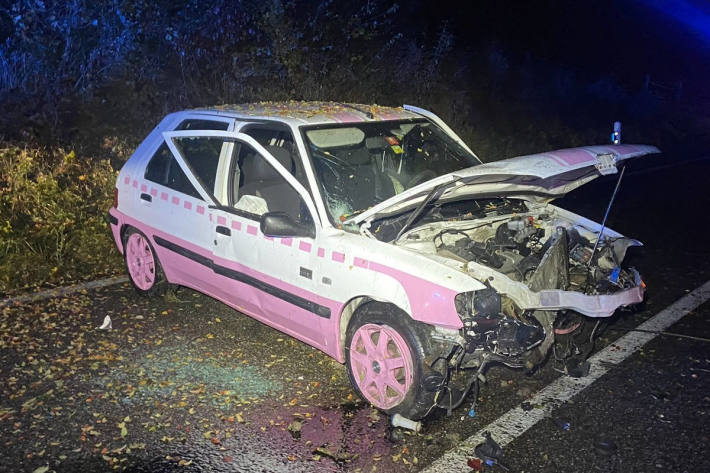 Kontrolle verloren und in Mauer gekracht