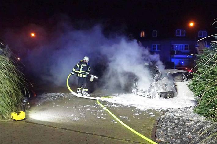 Beim Eintreffen der Feuerwehr brannte in Sonsbeck der PKW im Bereich des Fahrzeughecks