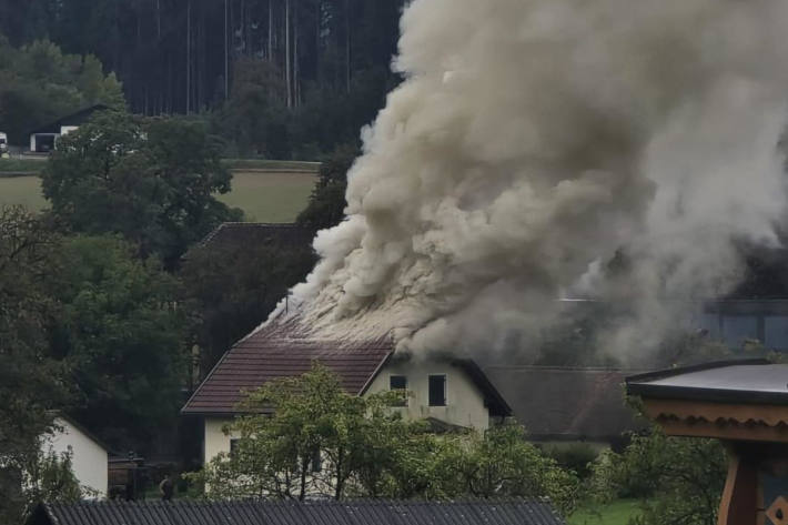 Der Dachstuhl wurde größtenteils zerstört.