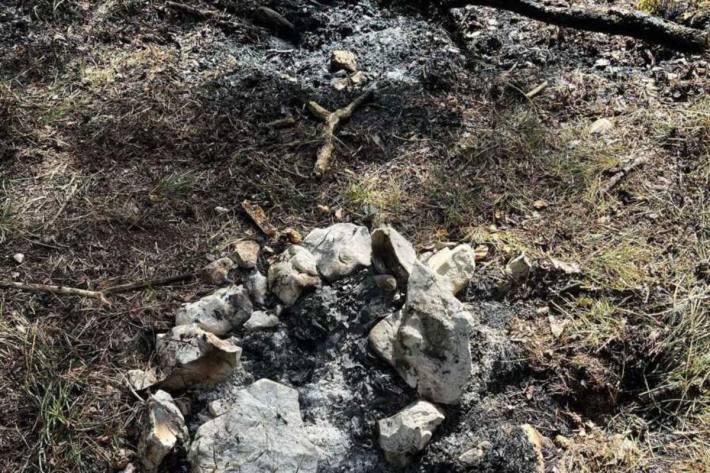 Die Feuerstelle lag in unwegsamen Gelände