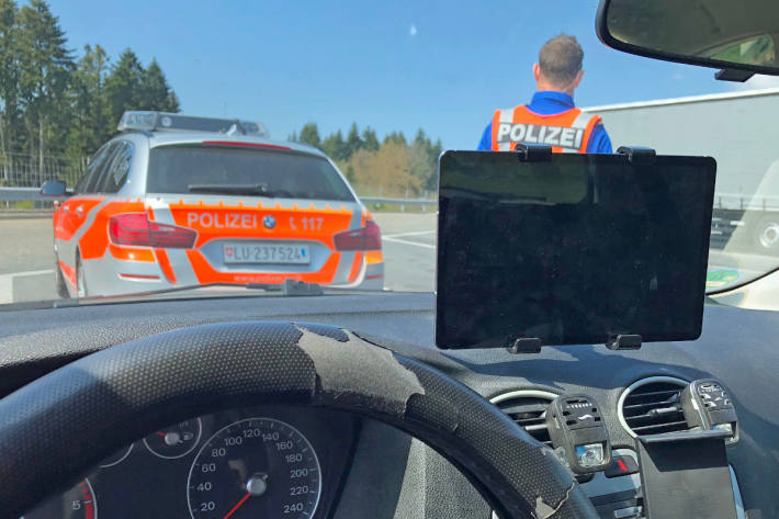 Film geschaut beim Autofahren auf der A2 bei Emmenbrücke