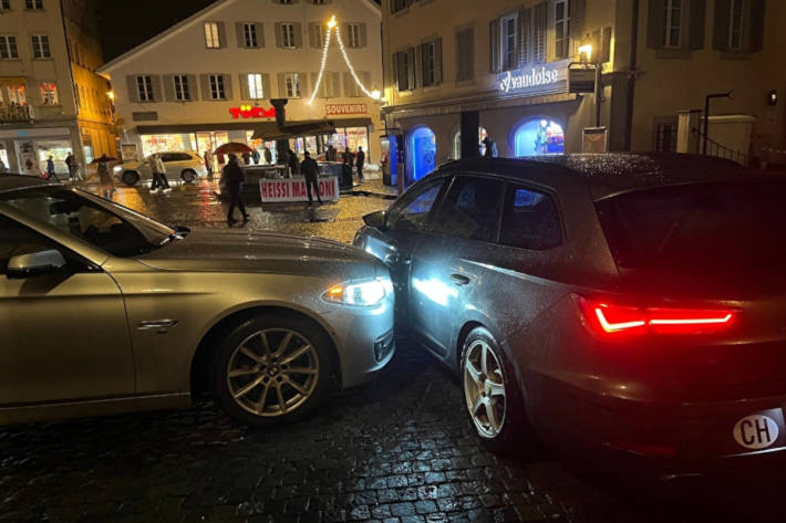 Fahrzeugkollision auf dem Rathausplatz in Altdorf