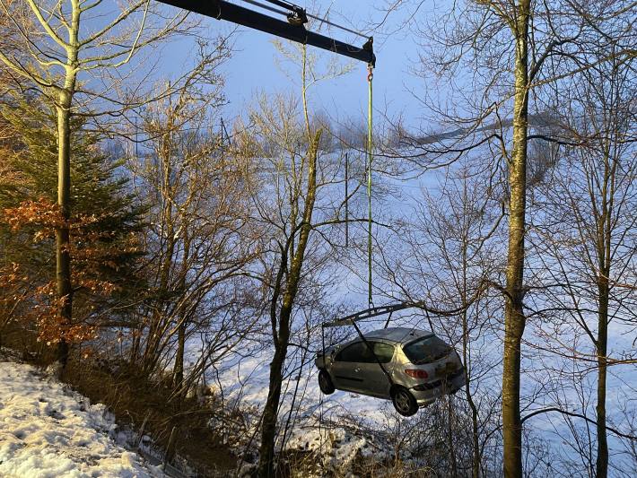 Bei Selbstunfall auf eisglatter Fahrbahn mit Auto in Bach gestürzt