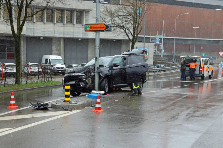 Beim Abbiegen in Verkehrsinsel gekracht