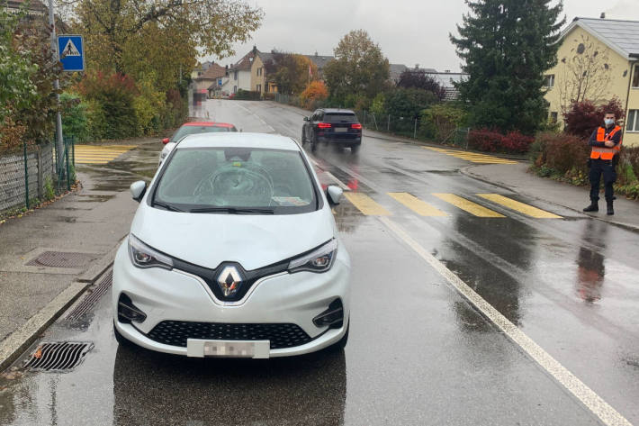 Frau beim Überqueren des Fussgängerstreifens von einem Auto erfasst