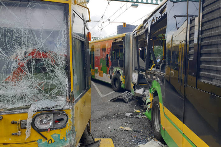 Kollision zwischen Linienbus und Straßenbahn in Oberhausen – 30 Personen verletzt