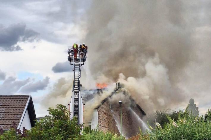 Bei dem Brand entstand viel Rauch 