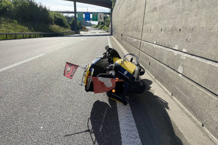 Kollision zwischen Personenwagen und Motorrad auf der A2