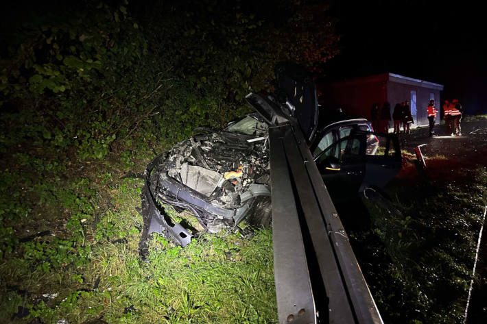 Aus ungeklärten Gründen kam der Volvo von der Fahrbahn ab.