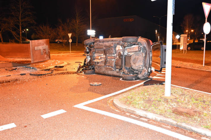 Auto kippt bei Unfall auf die Seite – Fahrer fahrunfähig