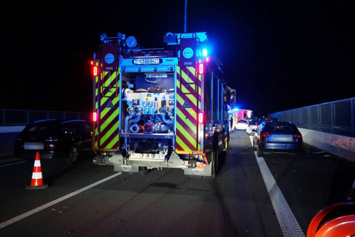 Verkehrsunfall mit sechs Verletzten auf der Ruhrtalbrücke der A52 bei Ratingen