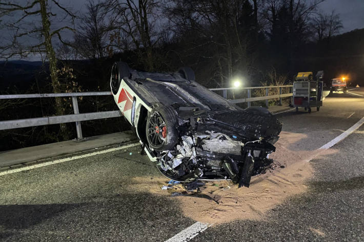 In Felswand gekracht und überschlagen – Fahrer erheblich verletzt