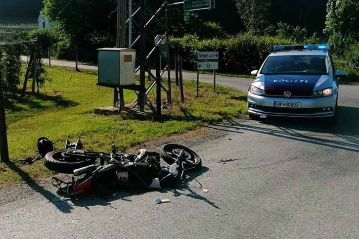 Mopedlenkerin kollidierte mit Pkw-Anhänger in Gersdorf an der Feistritz