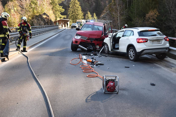 Nach der Kurve kam der Lieferwagen ins Schleudern und kollidierte frontal auf der Gegenfahrbahn-