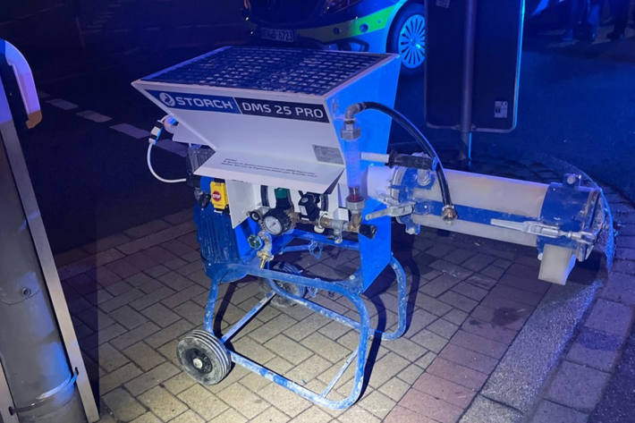 Der Besitzer dieser Baumaschine wird gesucht.