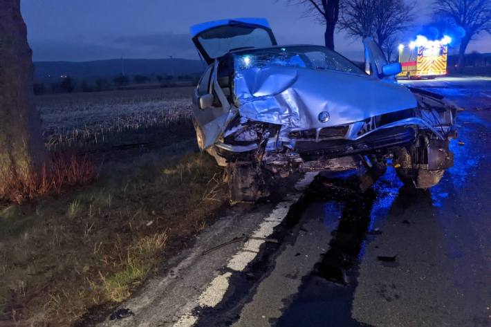 Der BMW des 22-Jährigen wurde komplett zerstört.