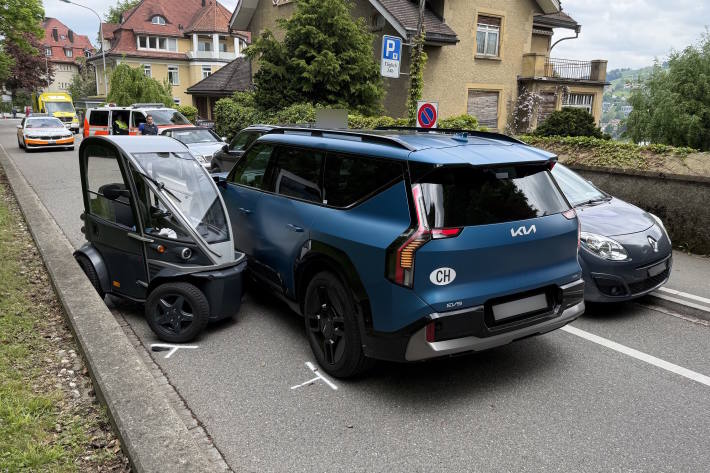 Autofahrer kollidiert mit Motorfahrradfahrer