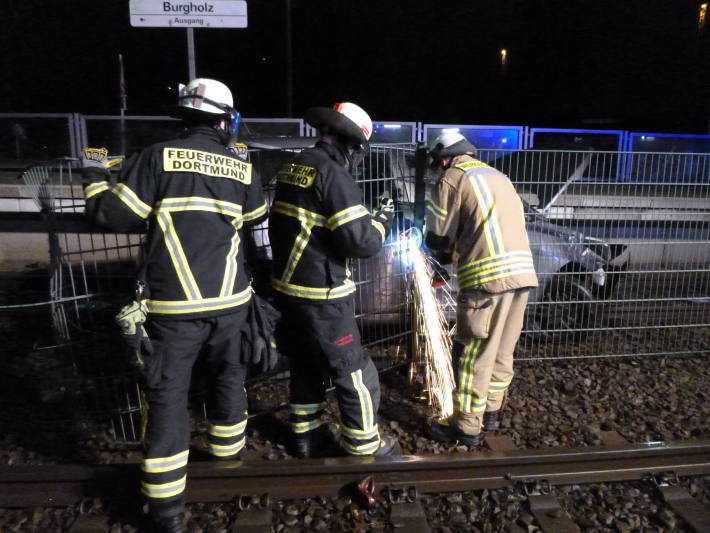 PKW landet nach Verkehrsunfall im Gleisbett der Stadtbahn