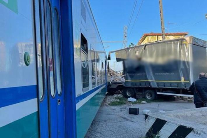 Spektakulärer Unfall bei Oria in Italien. Der Lastwagenlenker wollte noch bei der Bahnschranke durch.