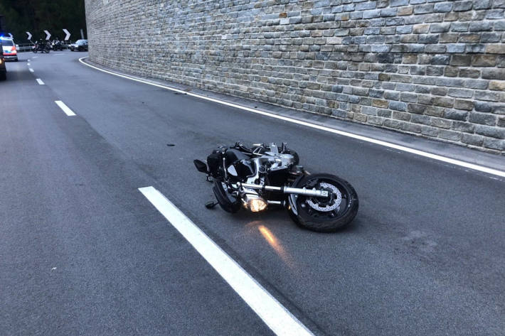 Motorrad kollidiert mit Leitplanke