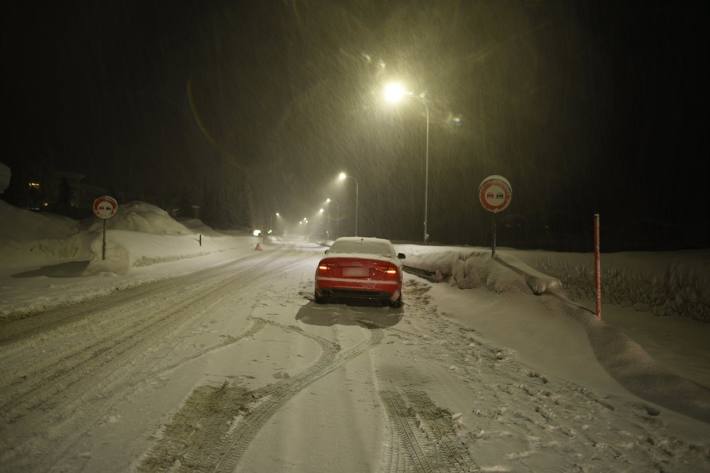 In Davos rutschte ein Personenwagen auf der schneebedeckten Strasse in eine Fussgängerin