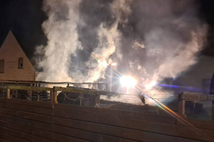 Ein Mann wurde bei dem Versuch das Feuer zu löschen schwer verbrannt.