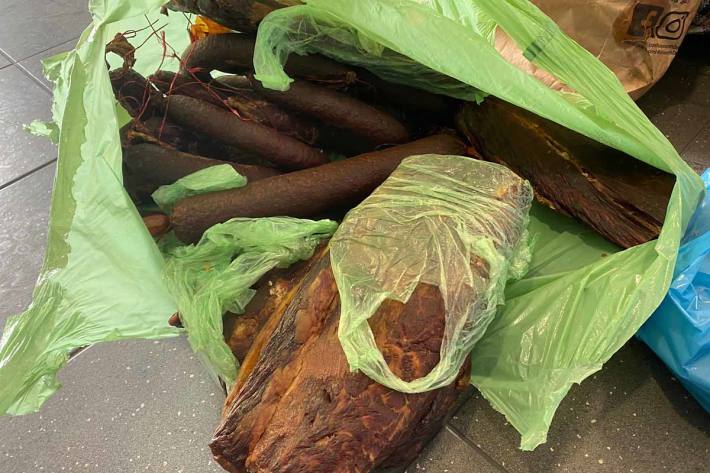 Die in Koffer und Taschen verpackte Ware war an Bord von zwei Reisebussen aus Balkanstaaten nach Deutschland transportiert worden