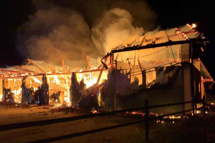 Bei der Anfahrt der Feuerwehren war der Vollbrand der Lagerhalle, in der Futtermittel, ein Traktor und diverse Maschinen gelagert waren, zu erkennen