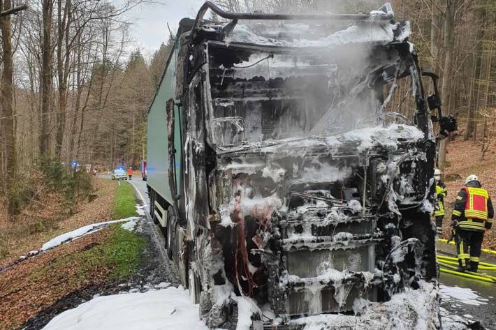 Die Sattelzugmaschine wurde in Grünenplan durch den Brand total beschädigt