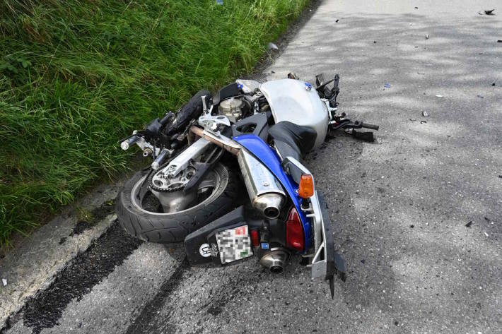 Der Motorradfahrer wurde unbestimmt verletzt