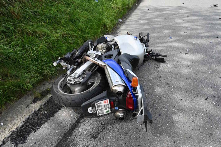 Der Motorradfahrer wurde unbestimmt verletzt 