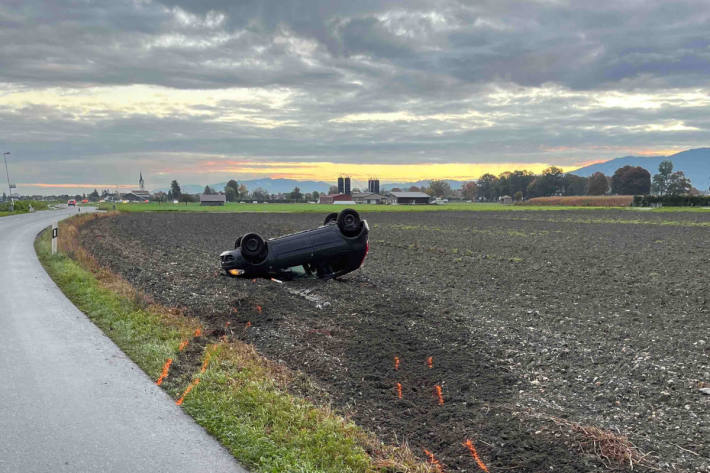 Bei Selbstunfall auf Dach gelandet