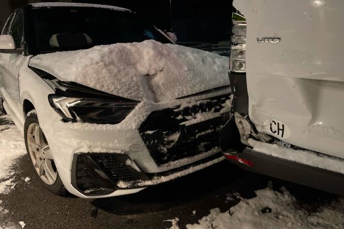 Die junge Frau rutschte mit Ihrem Audi in zwei parkierte Autos.