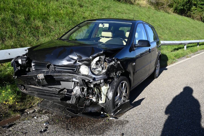 Frontschäden an einem Unfallfahrzeug